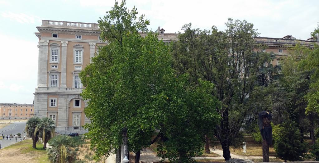 L'Insolita Reggia Caserta Exteriör bild